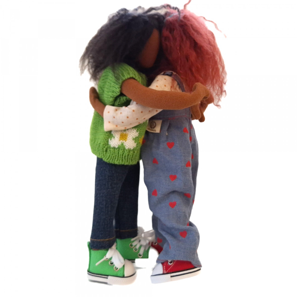 Latzhose mit Herzen & Bluse & Turnschuhe - 28cm Figur